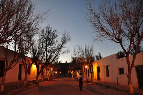 Caminhando no início da noite em Molinos, nos vales Calchaquíes - Argentina